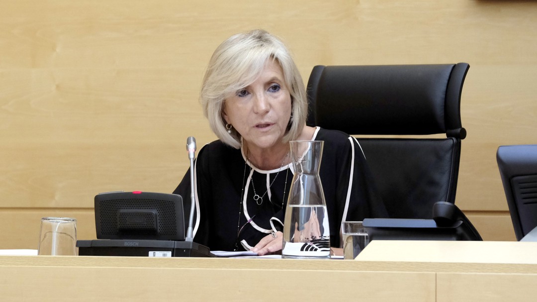 El Colegio de Médicos reprocha a la consejera que ignore a los profesionales