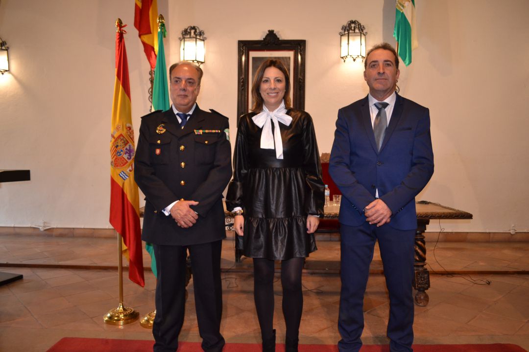 José Carrasco junto a la alcaldesa de Ronda y el concejal de Seguridad Ciudadana José Carrasco junto a la alcaldesa de Ronda y el concejal de Seguridad Ciudadana
