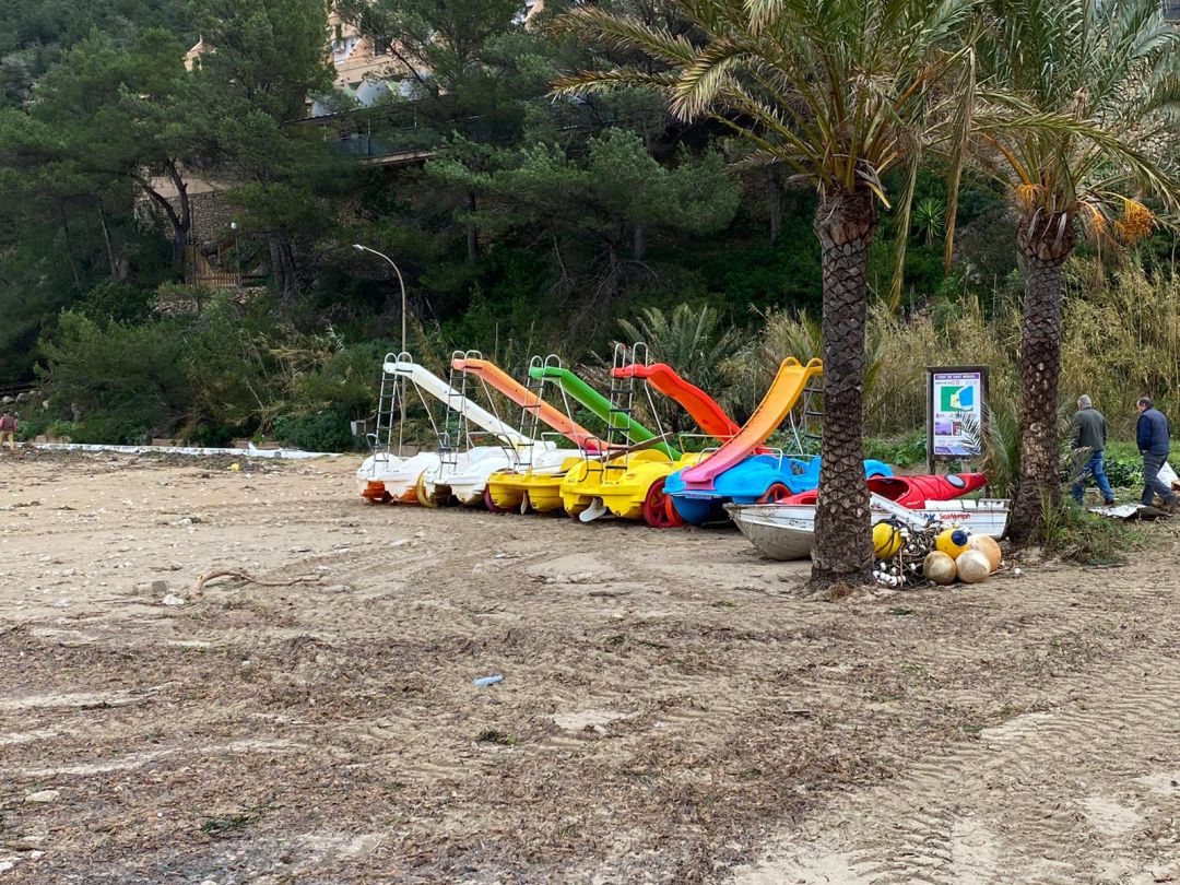 Los vecinos del Puerto de Sant Miquel recuperan hoy elementos arrastados al torrente por el temporal Los vecinos del Puerto de Sant Miquel recuperan hoy elementos arrastados al torrente por el temporal