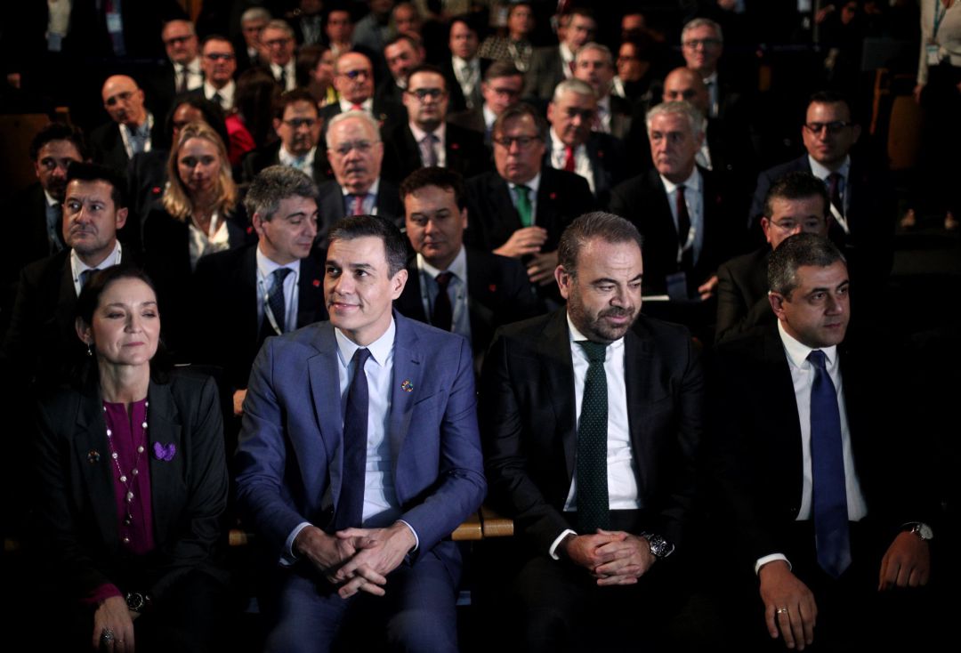 La ministra de Comercio, Industria y Tursimo, Reyes Maroto; el presidente del Gobierno, Pedro Sánchez; el presidente de Exceltur y Vicepresidente Ejecutivo y CEO de MELIA Hoteles, Gabriel Escarrer; durante la inauguración del X Foro Exceltur, en IFEMA
La ministra de Comercio, Industria y Tursimo, Reyes Maroto; el presidente del Gobierno, Pedro Sánchez; el presidente de Exceltur y Vicepresidente Ejecutivo y CEO de MELIA Hoteles, Gabriel Escarrer; durante la inauguración del X Foro Exceltur, en IFEMA