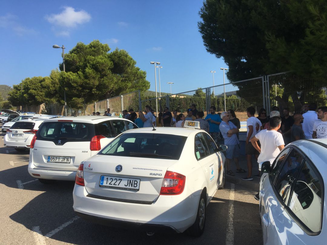 Imagen de archivo de varios taxistas reunidos durante una protesta Imagen de archivo de varios taxistas reunidos durante una protesta
