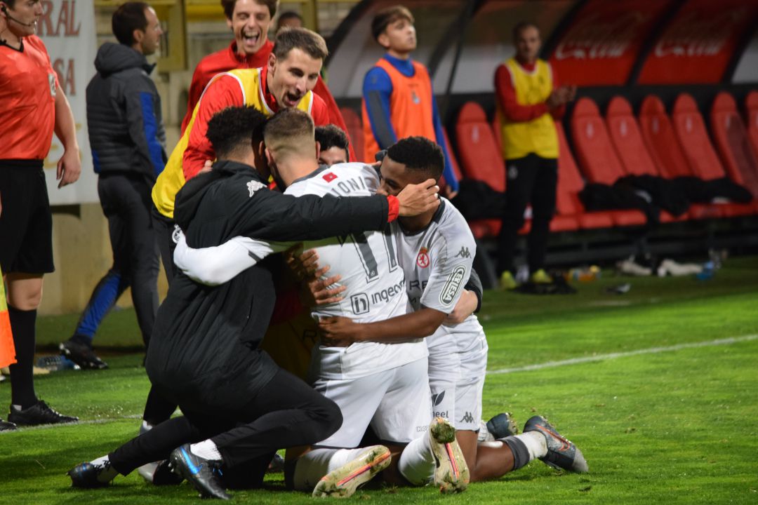 Dioni, Kawaya y compañía celebran uno de los goles de la presente temporada Dioni, Kawaya y compañía celebran uno de los goles de la presente temporada