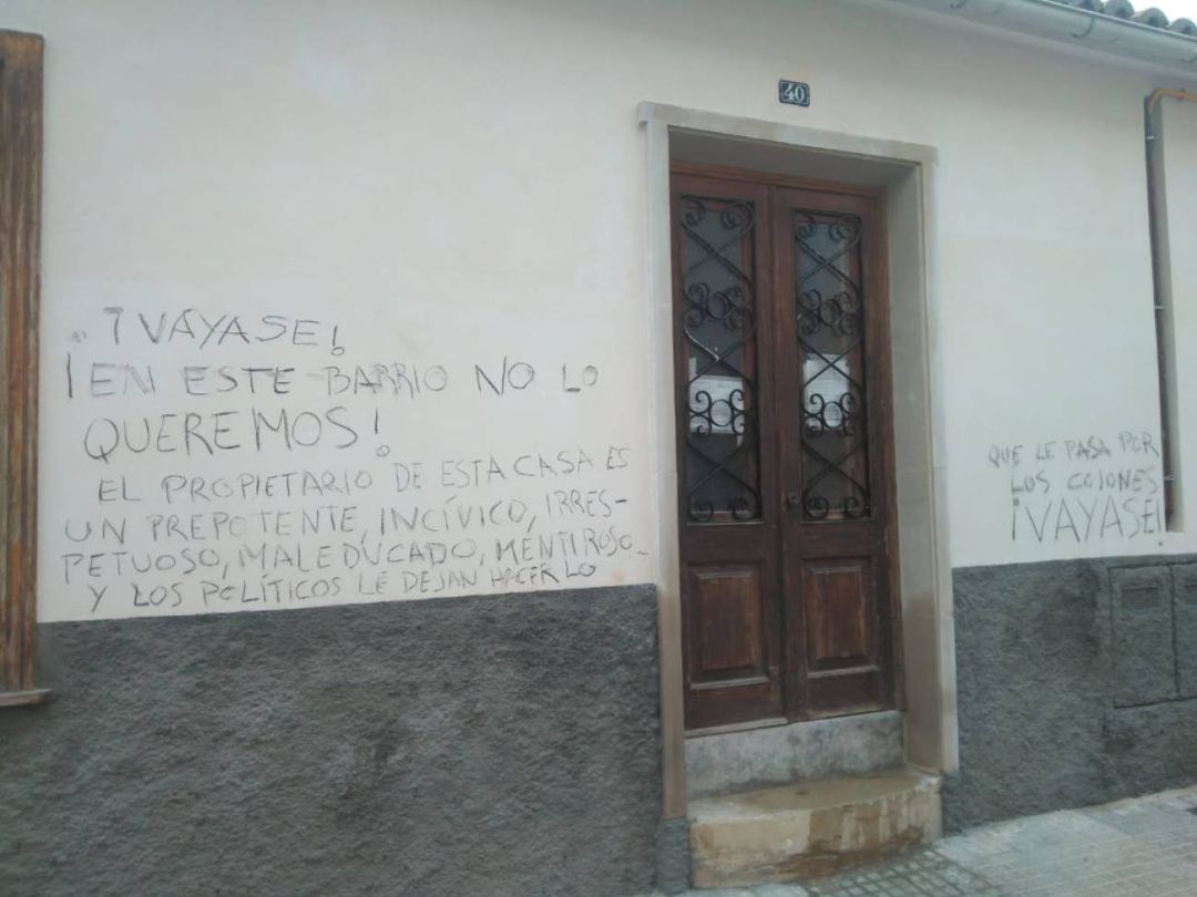 Pintada aparecida a principios de 2019 en la fachada del número 40 de la calle Alzina, vivienda propiedad de un noruego que ha adquirido varias casas en la barriada. Pintada aparecida a principios de 2019 en la fachada del número 40 de la calle Alzina, vivienda propiedad de un noruego que ha adquirido varias casas en la barriada.