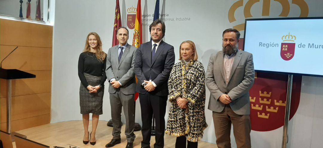 En la imagen, y de izquierda a derecha, la profesora titular del departamento de Tecnologías de la Información de la UPCT, María Dolores Cano; el rector de la UPCT, Alejandro Díaz; el consejero de Empleo, Investigación y Universidades, Miguel Motas; la rectora de la Universidad Católica San Antonio, Josefina García, y el vicerrector de Estrategia y Universidad Digital de la Universidad de Murcia, Pedro Miguel Ruiz. En la imagen, y de izquierda a derecha, la profesora titular del departamento de Tecnologías de la Información de la UPCT, María Dolores Cano; el rector de la UPCT, Alejandro Díaz; el consejero de Empleo, Investigación y Universidades, Miguel Motas; la rectora de la Universidad Católica San Antonio, Josefina García, y el vicerrector de Estrategia y Universidad Digital de la Universidad de Murcia, Pedro Miguel Ruiz.