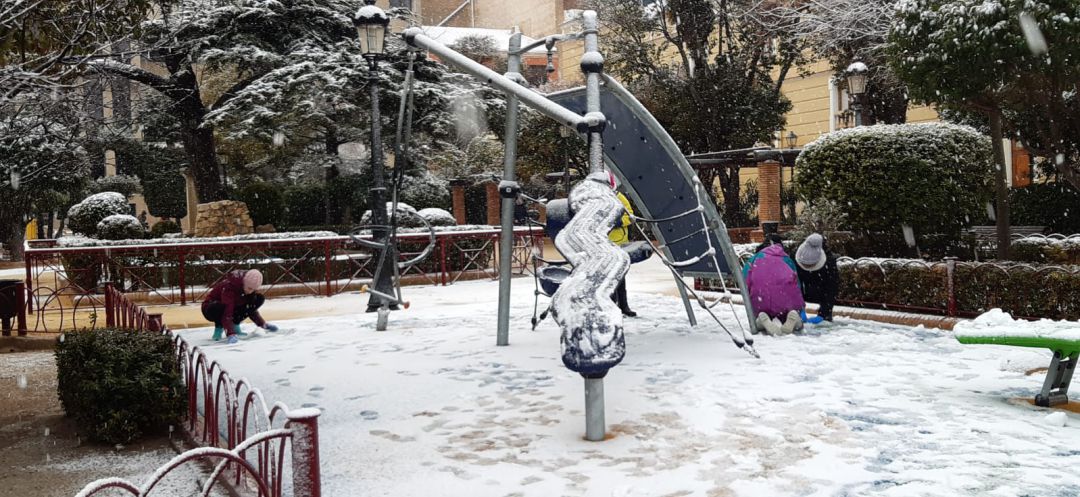 Niños juegan con la nieve Niños juegan con la nieve