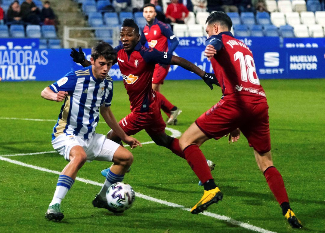 El centrocampista del Recreativo de Huelva Antonio Ponce (i) ante el defensa ecuatoriano del Osasuna Pervis Estupiñán (c) y el delantero Juan Villareal (d) El centrocampista del Recreativo de Huelva Antonio Ponce (i) ante el defensa ecuatoriano del Osasuna Pervis Estupiñán (c) y el delantero Juan Villareal (d)