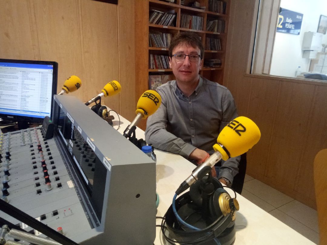 El edil de Ciudadanos, Tomás Veganzones, en los estudios de Radio Peñafiel - Cadena SER. El edil de Ciudadanos, Tomás Veganzones, en los estudios de Radio Peñafiel - Cadena SER.
