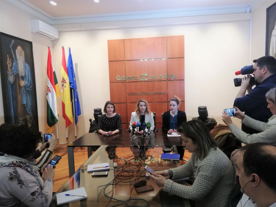 Las dos sexólogas amenazadas, a cada lado de Sara Carreño, comparecen públicamente tras denunciar amenazas, ante la expectación de los medios de comunicación
SOCIEDAD ESPAÑA EUROPA LA RIOJA
Las dos sexólogas amenazadas, a cada lado de Sara Carreño, comparecen públicamente tras denunciar amenazas, ante la expectación de los medios de comunicación
SOCIEDAD ESPAÑA EUROPA LA RIOJA