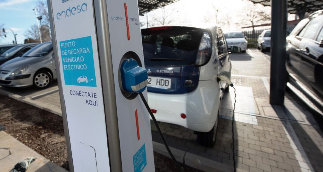 Un vehículo eléctrico recarga energía en un punto de Endesa Un vehículo eléctrico recarga energía en un punto de Endesa