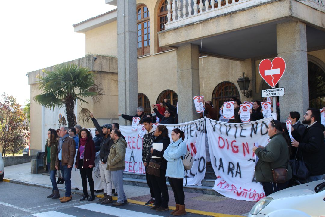 Concentración de la Plataforma Antidesahucios de San Juan de Aznalfarache delante del Ayuntamiento de la localidad Concentración de la Plataforma Antidesahucios de San Juan de Aznalfarache delante del Ayuntamiento de la localidad
