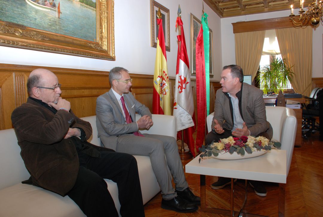 Enrevista entre el presidente de la Dipuatción, Francisco Requejo, y el rector de la USAL, Ricardo Rivero Enrevista entre el presidente de la Dipuatción, Francisco Requejo, y el rector de la USAL, Ricardo Rivero