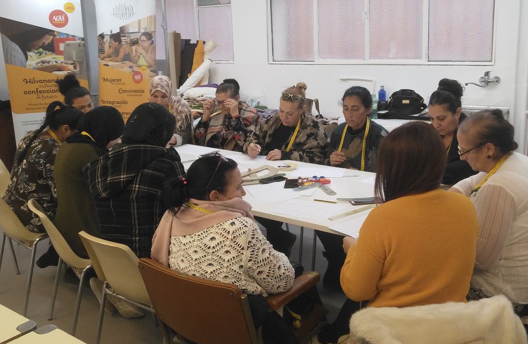 Las mujeres de Hilvana, esta semana, en un local del colegio Ramiro Soláns Las mujeres de Hilvana, esta semana, en un local del colegio Ramiro Soláns