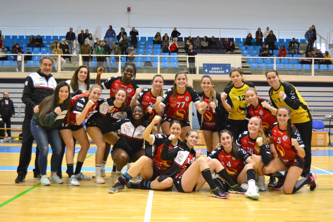 Las roqueteras celebrando la victoria en el pabellón Moisés Ruiz. Las roqueteras celebrando la victoria en el pabellón Moisés Ruiz.