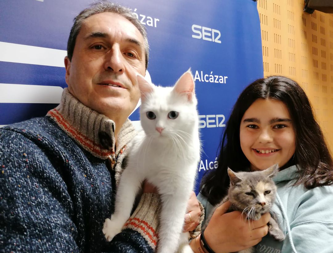 Javier Sánchez y Blanca Lorente, con 'Sally' y 'Misy' Javier Sánchez y Blanca Lorente, con 'Sally' y 'Misy'