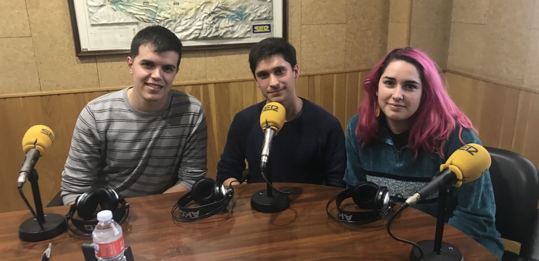 Andrés Lillo (23 años, de Las Pedroñeras), Jorge Lahoz (20 años, de Tomelloso) y Julia Bolívar (23 años, de Granada) en el estudio de SER Cuenca. Andrés Lillo (23 años, de Las Pedroñeras), Jorge Lahoz (20 años, de Tomelloso) y Julia Bolívar (23 años, de Granada) en el estudio de SER Cuenca.