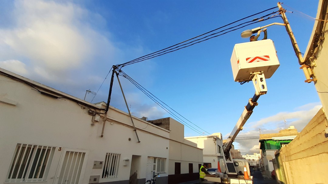 Arrecife instala nuevo alumbrado en los barrios de Altavista y Tinasoria