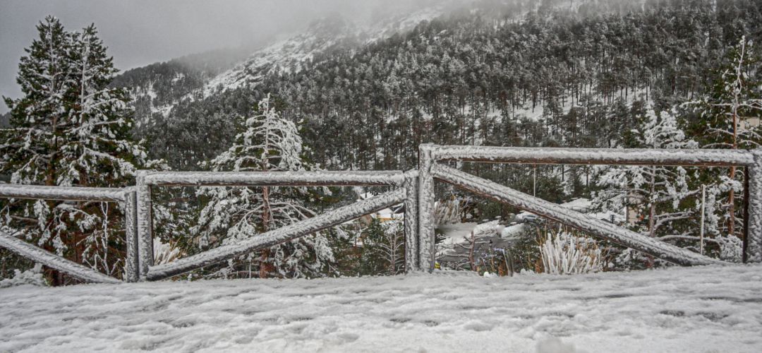 Valla cubierta de nieve durante el temporal de nieve en la Sierra de Madrid, en el Puerto de Navacerrada (Madrid) a 16 de noviembre de 2019. Valla cubierta de nieve durante el temporal de nieve en la Sierra de Madrid, en el Puerto de Navacerrada (Madrid) a 16 de noviembre de 2019.