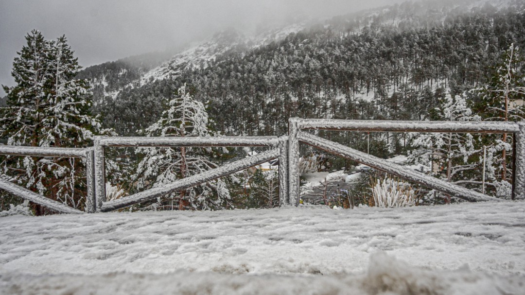 Doble aviso amarillo por nieve y viento en la sierra norte de Madrid este martes