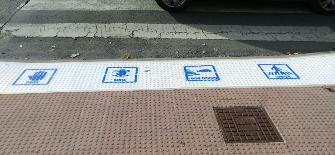 Pictogramas junto a un paso de peatones Pictogramas junto a un paso de peatones