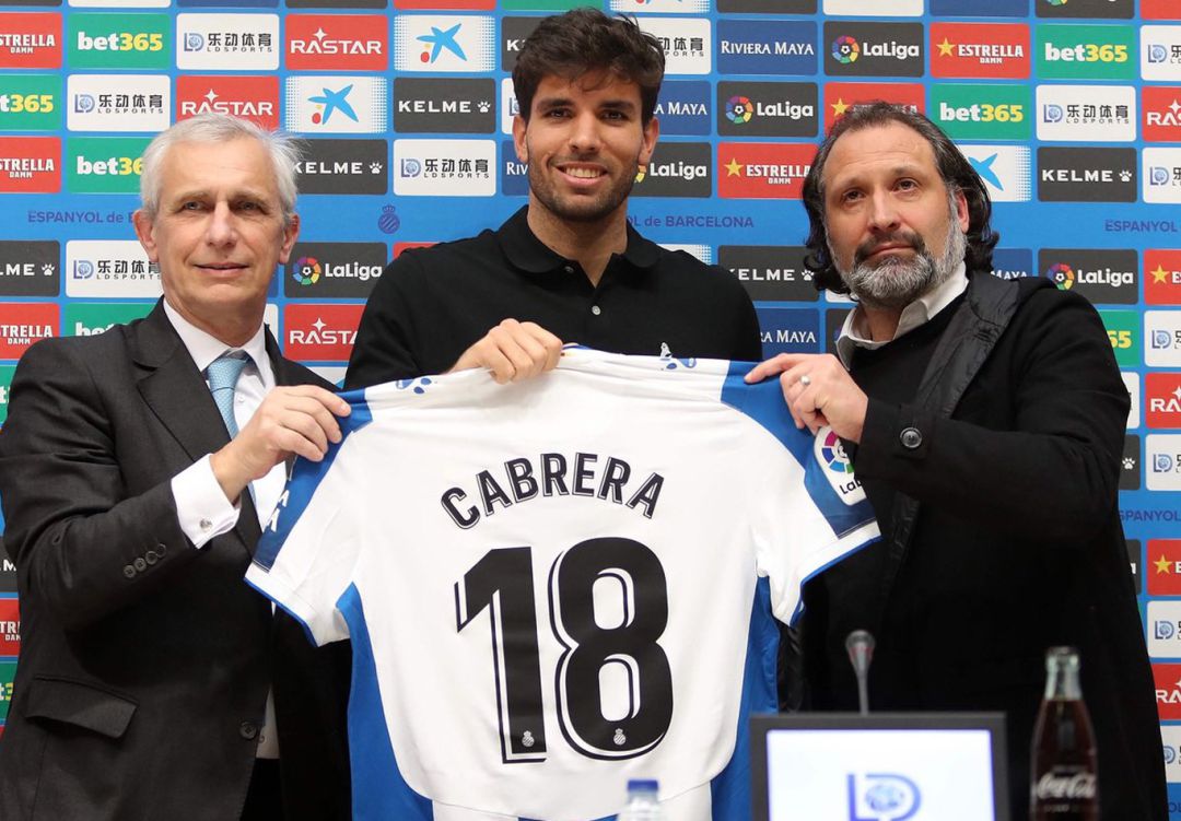 Cabrera, entre el director deportivo perico 'Rufete' y el vicepresidente García Pont durante su presentación con su nuevo equipo. Cabrera, entre el director deportivo perico 'Rufete' y el vicepresidente García Pont durante su presentación con su nuevo equipo.