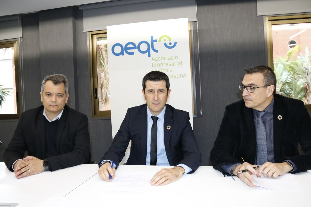 El president de l'AEQT, Rubén Folgado, al centre de la imatge, amb el vicepresident primer, Rodrigo Cannaval, i el vicepresident segon, Ignasi Cañagueral, a la seu de l'entitat a Tarragona. El president de l'AEQT, Rubén Folgado, al centre de la imatge, amb el vicepresident primer, Rodrigo Cannaval, i el vicepresident segon, Ignasi Cañagueral, a la seu de l'entitat a Tarragona.