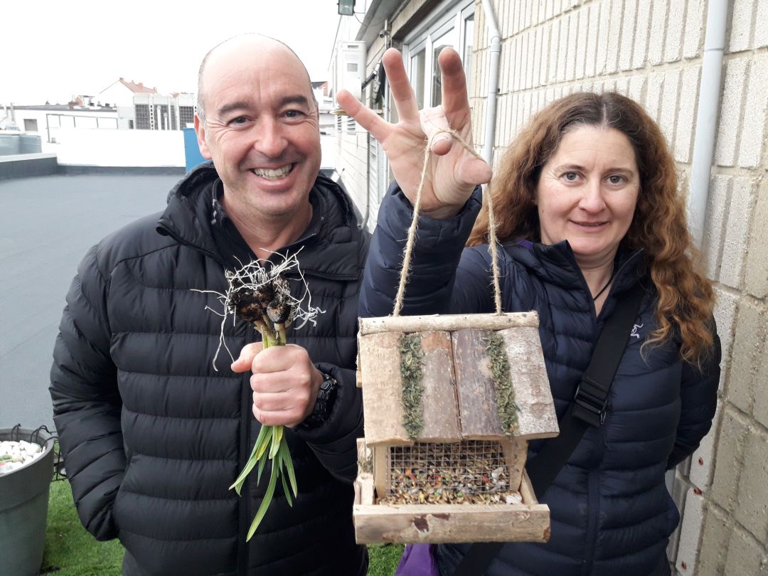 Iñaki y Amaia con los ajos y el comedero para pájaros Iñaki y Amaia con los ajos y el comedero para pájaros