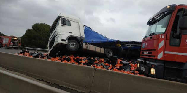 Camiones accidentados en la AP-7 a la altura de Figueres (Girona), donde había desvíos a la N-II a causa del temporal 'Gloria'. Camiones accidentados en la AP-7 a la altura de Figueres (Girona), donde había desvíos a la N-II a causa del temporal 'Gloria'.