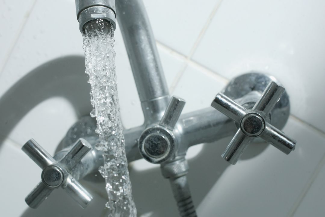 El agua del grifo sabe peor, según el mito urbano. El agua del grifo sabe peor, según el mito urbano.