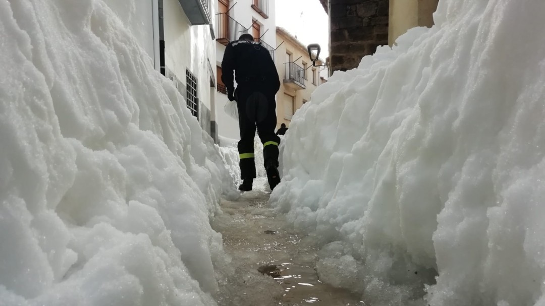 La Unidad Militar de Emergencias trabaja en el interior de la provincia para retirar la nieve