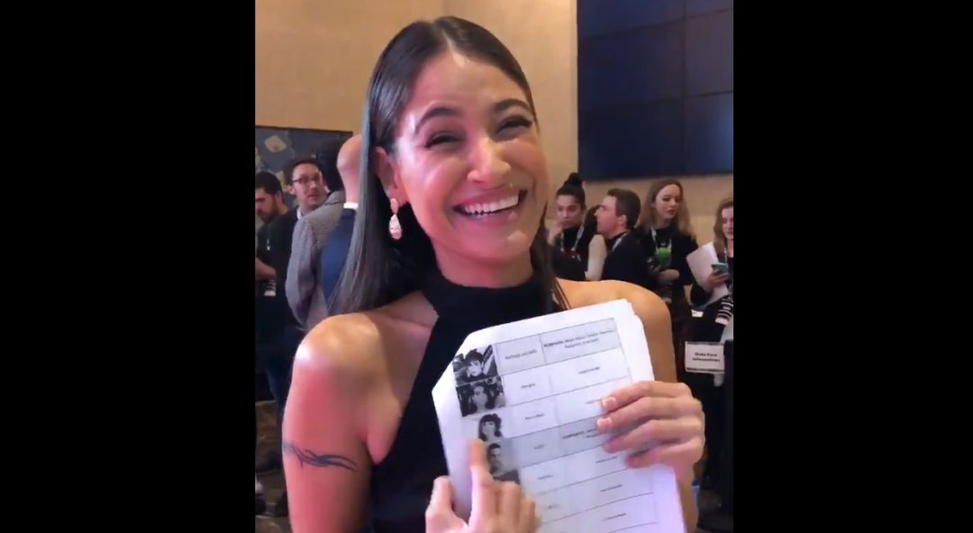 El momento en el que Georgina explica la confusión en la alfombra roja de los Premios Odeón El momento en el que Georgina explica la confusión en la alfombra roja de los Premios Odeón