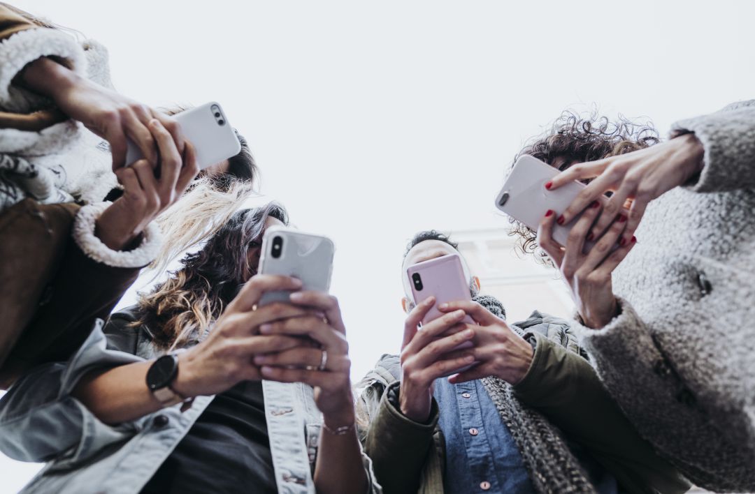 Varios usuarios utilizando distintos teléfonos móviles. Varios usuarios utilizando distintos teléfonos móviles.
