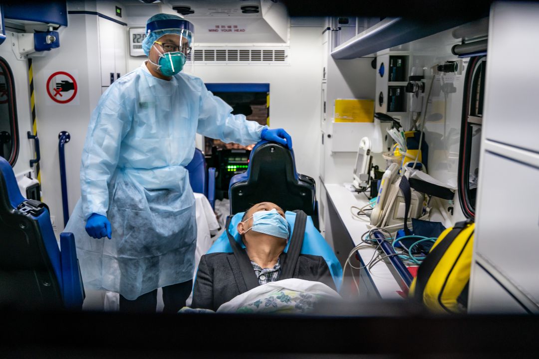 Un paciente es trasladado en ambulancia a uno de los hospitales de Hong Kong Un paciente es trasladado en ambulancia a uno de los hospitales de Hong Kong
