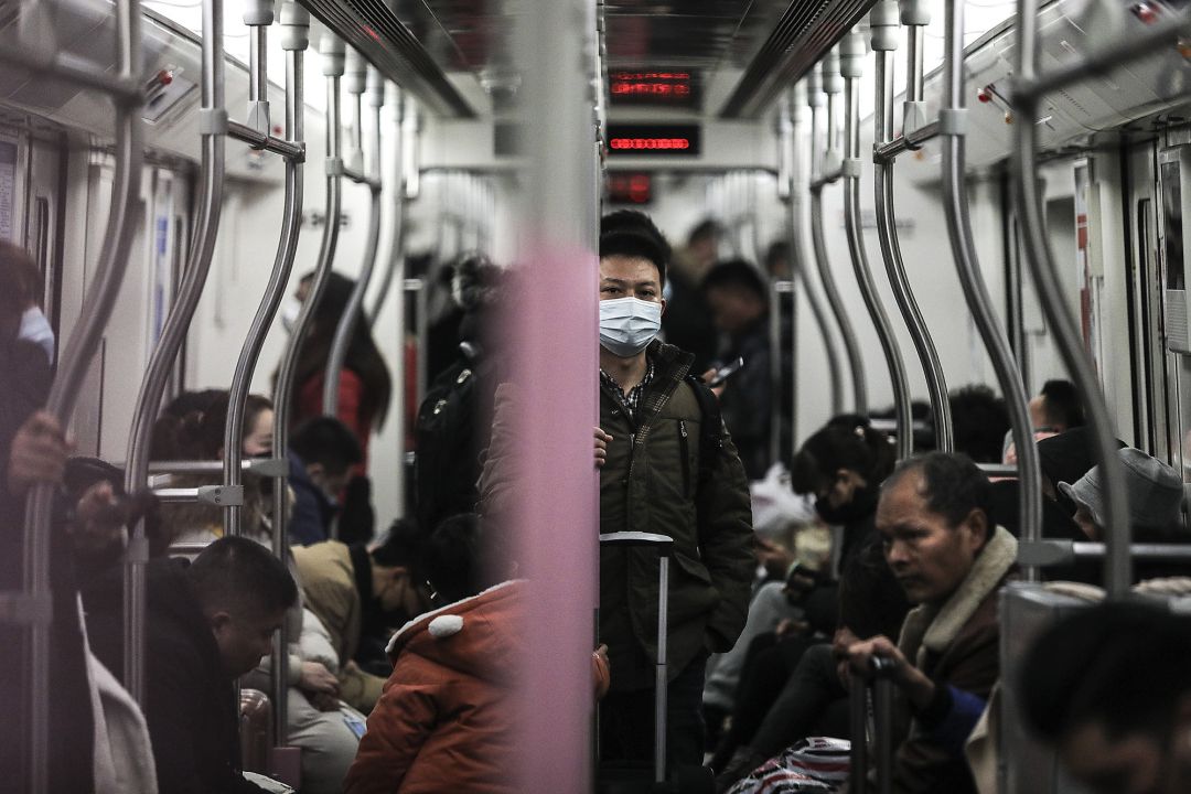 Un hombre con mascarilla en la ciudad de Wuhan Un hombre con mascarilla en la ciudad de Wuhan