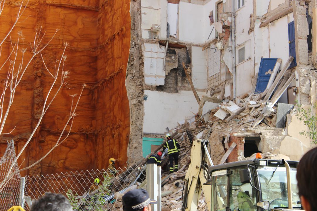 Los bomberos en las labores de rescate de la vecina de Alcoy fallecida. Los bomberos en las labores de rescate de la vecina de Alcoy fallecida.