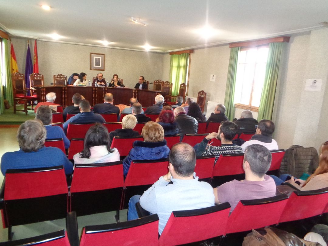 El salón de Plenos del Ayuntamiento de Roa acogió la reunión El salón de Plenos del Ayuntamiento de Roa acogió la reunión