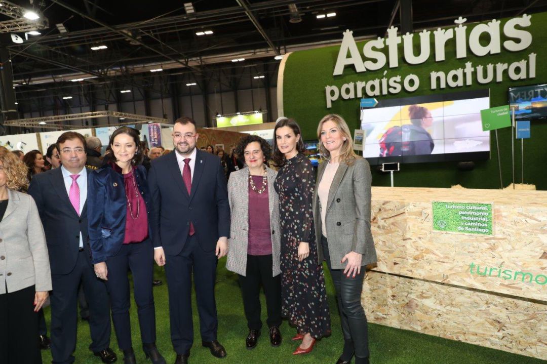El Principado estrena estand en la Feria Internacional de Turismo con la visita de la Reina Letizia. En la foto la reina Letizia posa co la ministra de Industria, Reyes Maroto; el presidente del Principadio, Adrián Barbón; la consejera de Cultura, Política Lingüística y Turismo, Berta Piñán; y la viceconsejera de Turismo, Graciela Blanco. El Principado estrena estand en la Feria Internacional de Turismo con la visita de la Reina Letizia. En la foto la reina Letizia posa co la ministra de Industria, Reyes Maroto; el presidente del Principadio, Adrián Barbón; la consejera de Cultura, Política Lingüística y Turismo, Berta Piñán; y la viceconsejera de Turismo, Graciela Blanco.