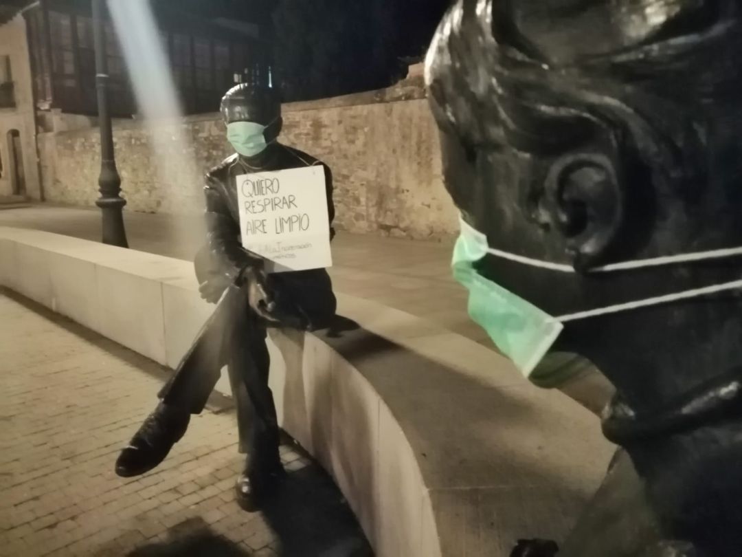 Pancarta en la estatua de Esteban de la Puente Pancarta en la estatua de Esteban de la Puente