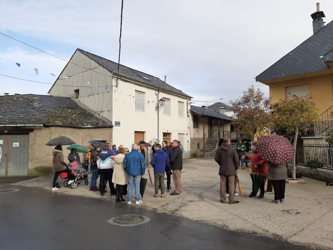 Cocentración de los vecinos de Villaverde de los Cestos en protesta por el acondicionamiento de la calle del consultorio Cocentración de los vecinos de Villaverde de los Cestos en protesta por el acondicionamiento de la calle del consultorio