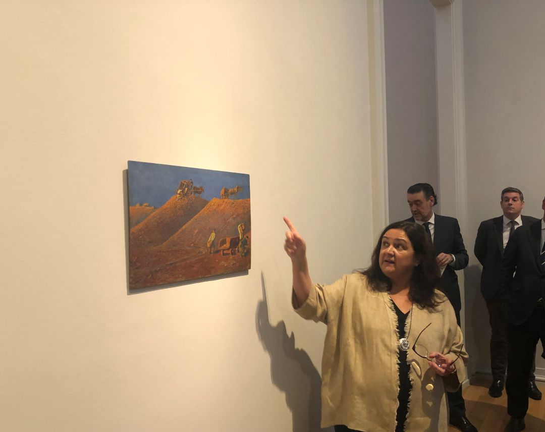La jefa del Departamento de Conservación y Restauración del Museo, María José Ruiz-Ozaita, explica el proceso de restauración del cuadro "El hierro, depósitos", de Dario Regoyos. La jefa del Departamento de Conservación y Restauración del Museo, María José Ruiz-Ozaita, explica el proceso de restauración del cuadro "El hierro, depósitos", de Dario Regoyos.