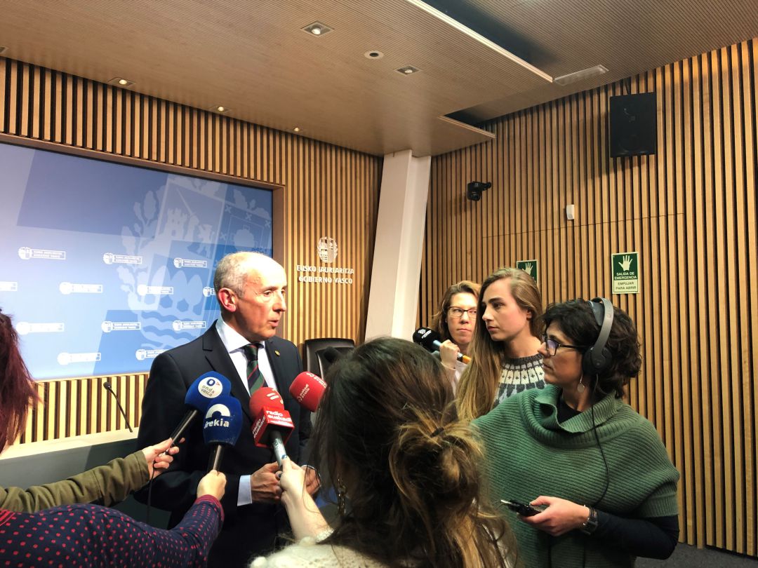 Erkoreka asegura que el decreto del euskera es constitucional. Erkoreka asegura que el decreto del euskera es constitucional.