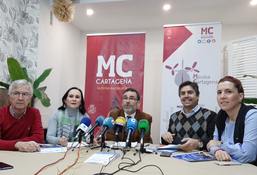 Varios concejales del MC atendiendo a los medios de comunicación Varios concejales del MC atendiendo a los medios de comunicación