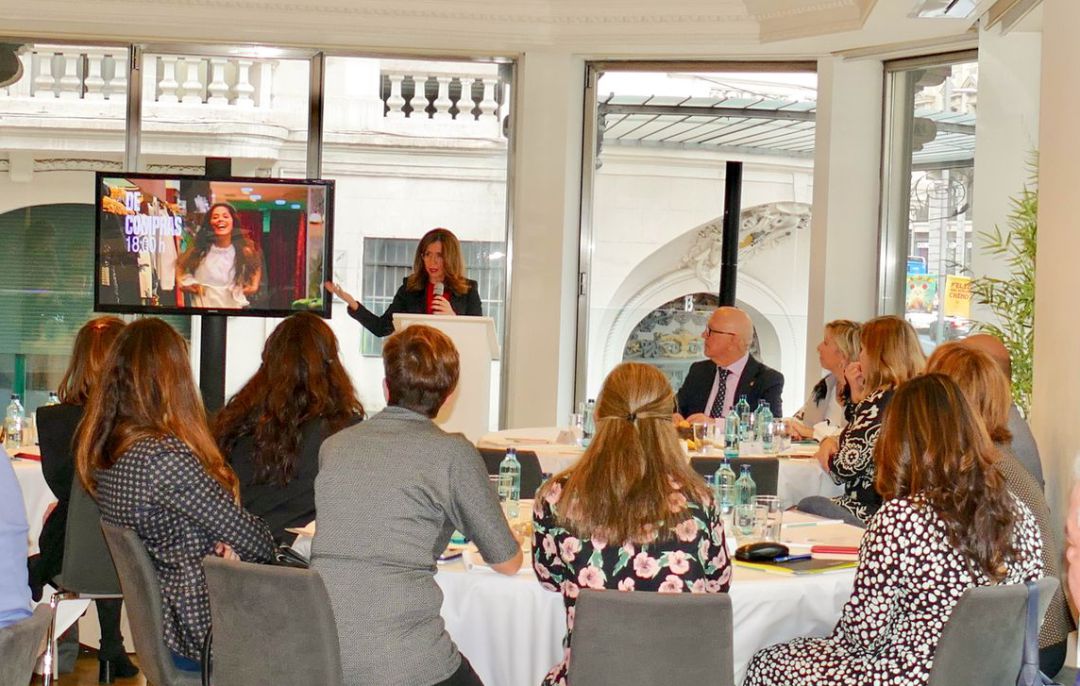 La alcaldesa, Ana Belén Castejón, realiza una presentación durante el desayuno La alcaldesa, Ana Belén Castejón, realiza una presentación durante el desayuno
