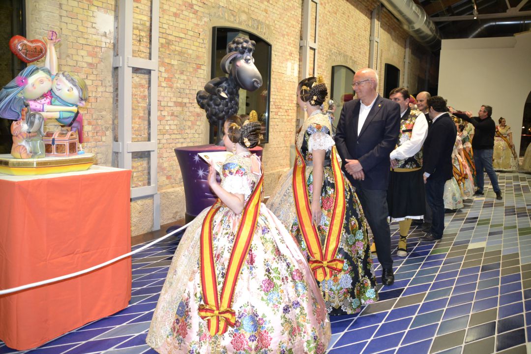 Imagen de archivo de la visita a la Exposición del Ninot 2019. Imagen de archivo de la visita a la Exposición del Ninot 2019.