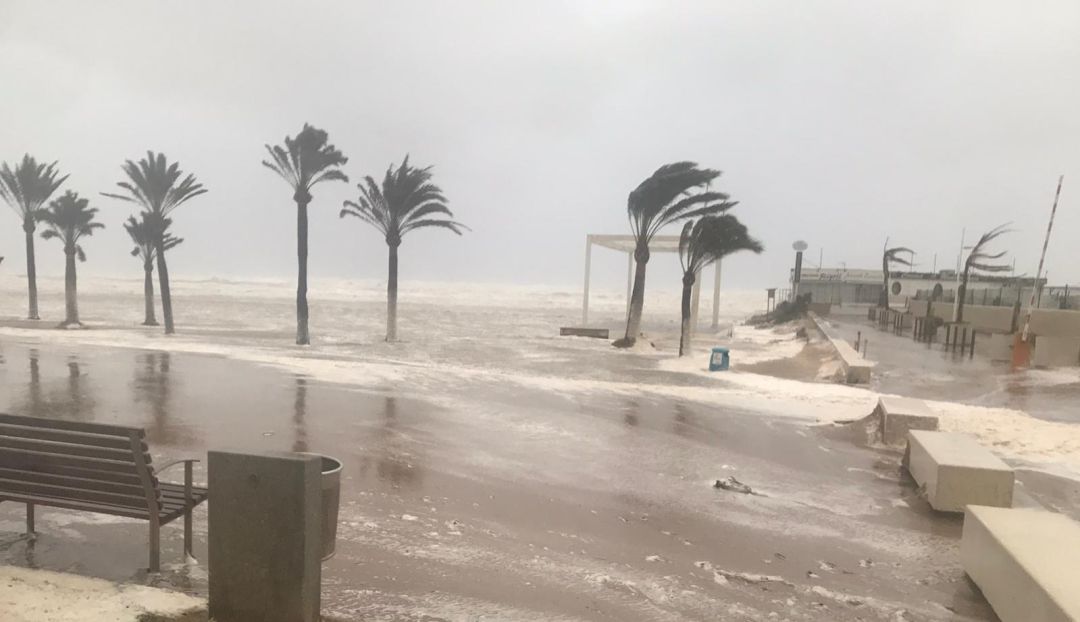 Las olas invaden el paseo de la playa de Gandia Las olas invaden el paseo de la playa de Gandia