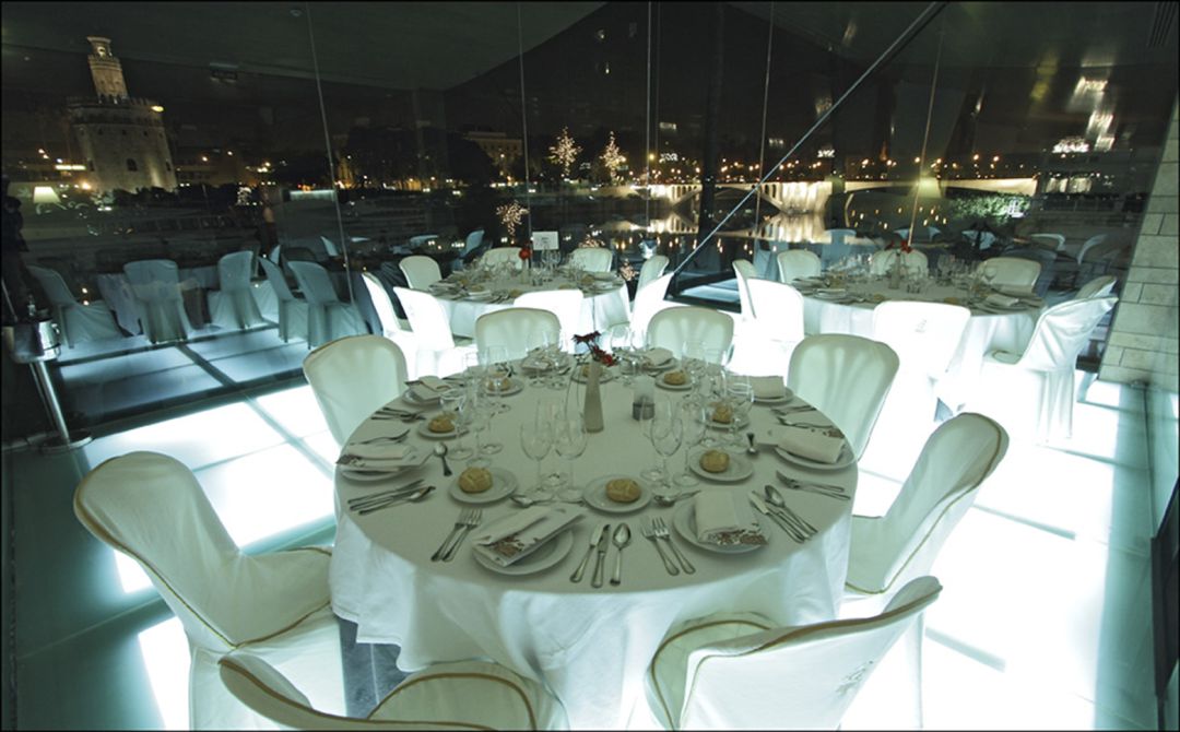Restaurante del grupo Abades en el barrio de Triana, de Sevilla, junto al río Guadalquivir Restaurante del grupo Abades en el barrio de Triana, de Sevilla, junto al río Guadalquivir