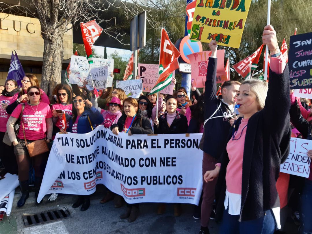 Monitoras de educación especial y de lenguaje de signos en una protesta por el mantenimiento de sus empleos en Huelva Monitoras de educación especial y de lenguaje de signos en una protesta por el mantenimiento de sus empleos en Huelva