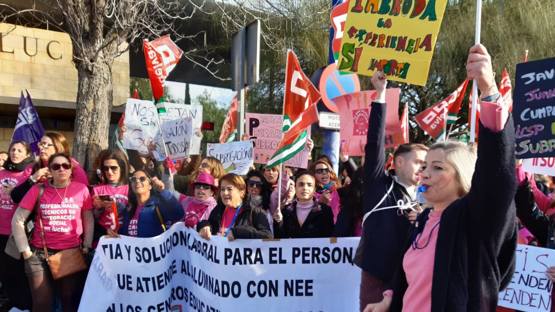 Trabajadoras de educación especial y lenguaje de signos piden mantener sus empleos