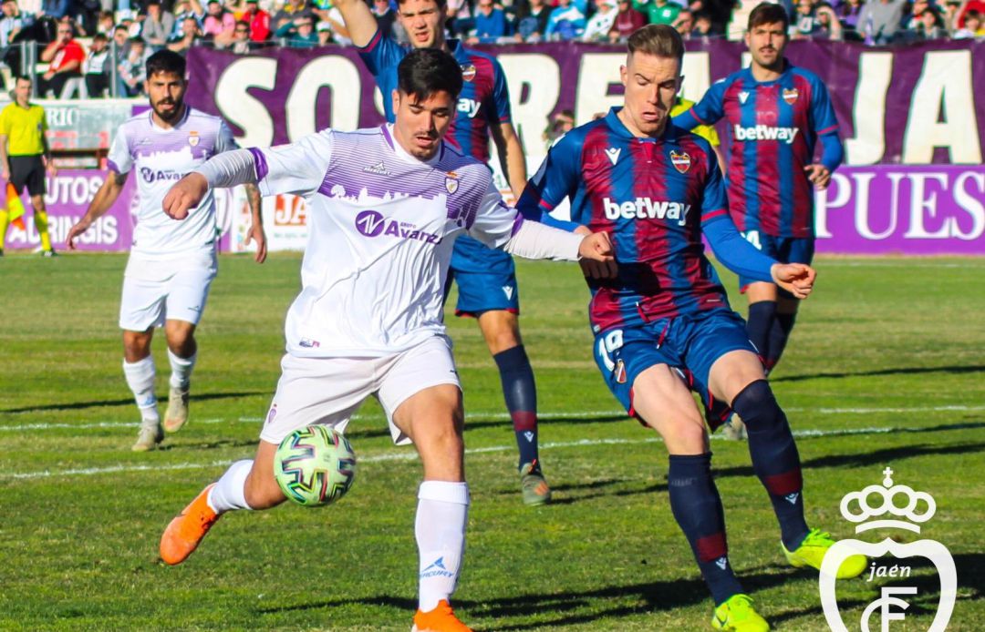 Miguel Martín se disputa el balón durante el partido de Copa frente al Levante. Miguel Martín se disputa el balón durante el partido de Copa frente al Levante.