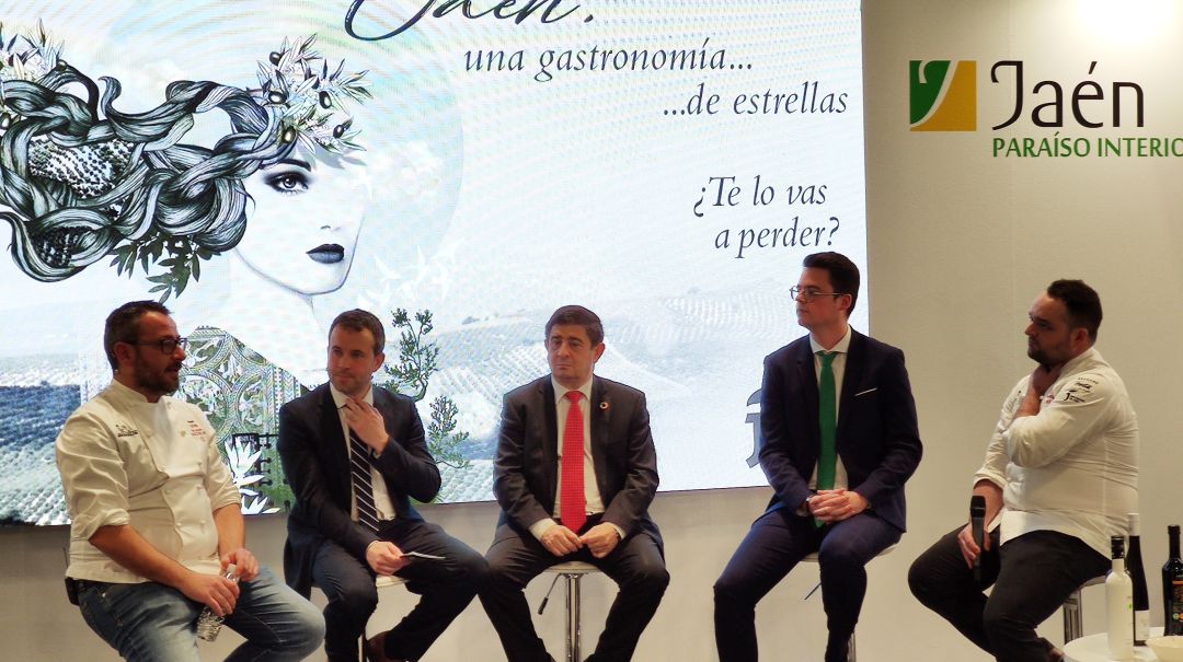 De izquierda a derecha: Pedro Sánchez, Bagá; Julio Millán, alcalde de Jaén; Francisco Reyes, presidente de la Diputación de Jaén; Fran Lozano, diputado de Turismo; Juan Aceituno, Dama Juana. De izquierda a derecha: Pedro Sánchez, Bagá; Julio Millán, alcalde de Jaén; Francisco Reyes, presidente de la Diputación de Jaén; Fran Lozano, diputado de Turismo; Juan Aceituno, Dama Juana.