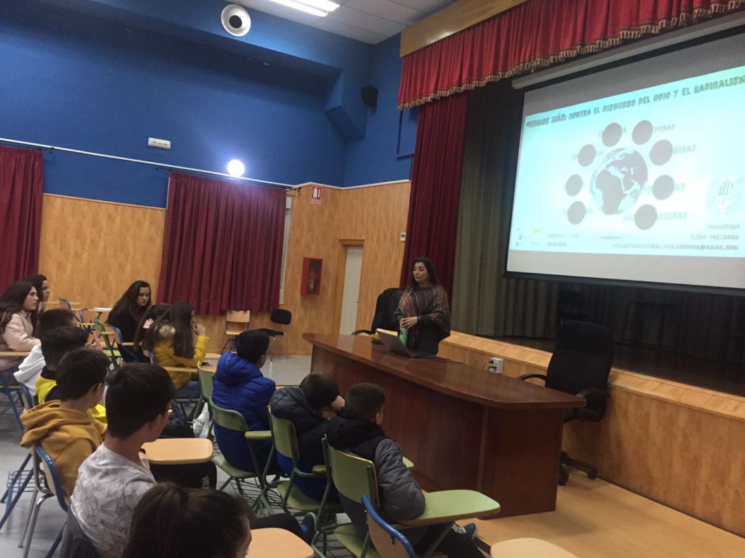 Momento de uno de los talleres a uno de los grupos de 2º de ESO Momento de uno de los talleres a uno de los grupos de 2º de ESO
